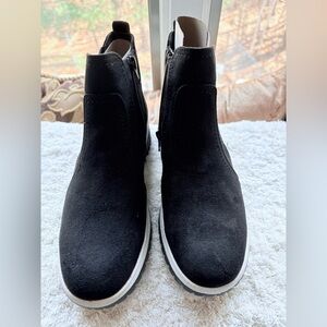 White Mountain Black Suede Chukka Boots